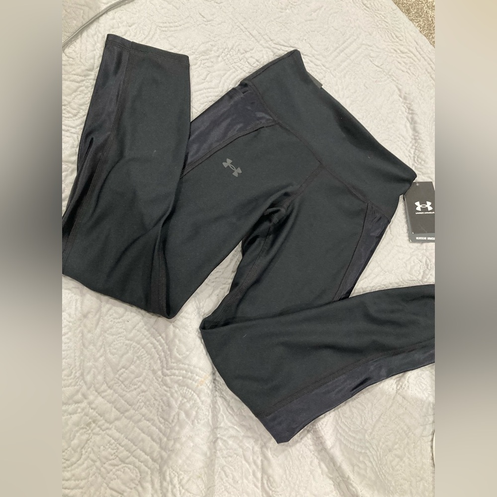 Black womens xs under armer leggings, goes down a little over knees